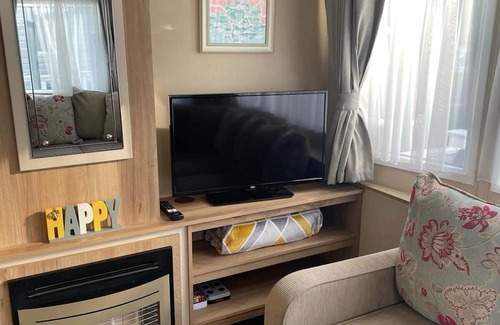 New Forest District House | Poppy's Cosy Lodge: Pet-Friendly Retreat on Oakdene Forest