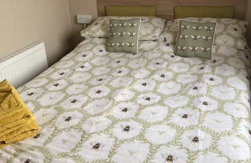 New Forest District House | Poppy's Cosy Lodge: Pet-Friendly Retreat on Oakdene Forest