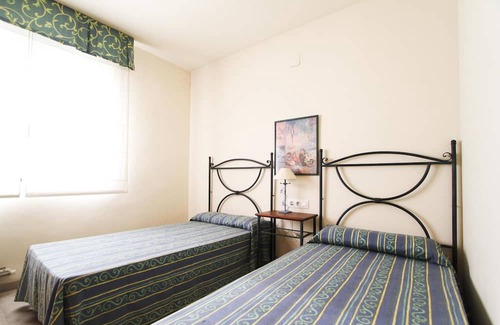 Reus Ski Chalet | Pet Friendly AIGUESVERDS HomeStay with Pool & Spa