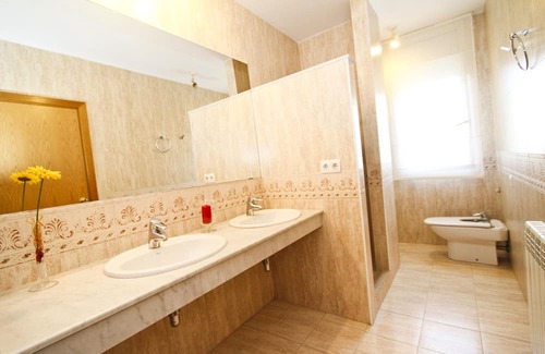 Reus Ski Chalet | Pet Friendly AIGUESVERDS HomeStay with Pool & Spa