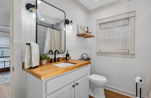 Columbus House | Cozy West Lowndes Country Cottage with Family-Friendly Amenities