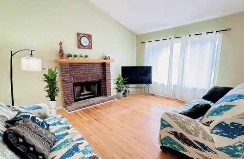 Mitchell House | Spacious 5BR House near UM Stadium with Game Room