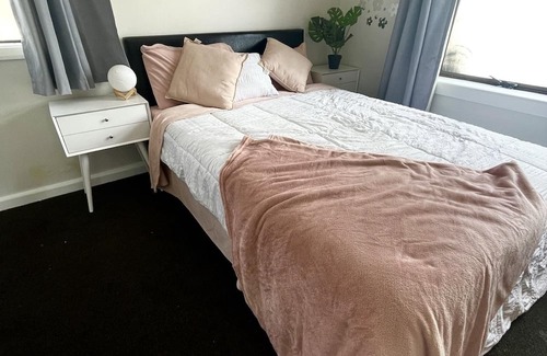 Christchurch House | Cozy Retreat with Year-Round Heated Pool & 4 Car Parks