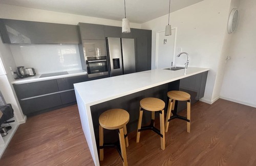 Christchurch House | Cozy Retreat with Year-Round Heated Pool & 4 Car Parks