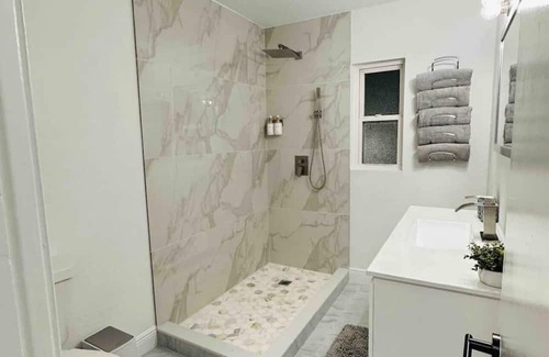 Temple Terrace House | Welcoming Pool Home Steps from Busch Gardens & Casino