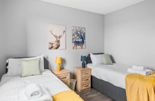 Severn Beach House | Spacious 4BR Contractor Pad with Free Van Parking