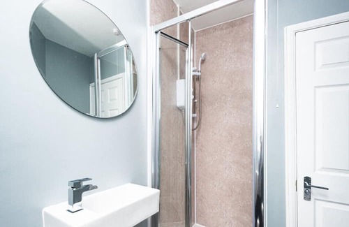 Severn Beach House | Spacious 4BR Contractor Pad with Free Van Parking