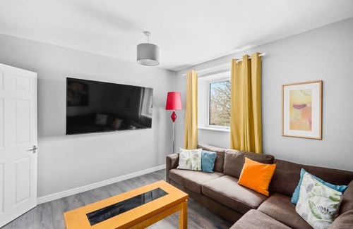 Severn Beach House | Spacious 4BR Contractor Pad with Free Van Parking