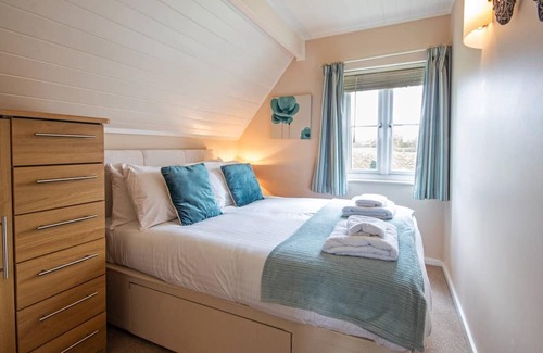 South Cerney Cottage | Cozy Lakeside Lodge for 6 with Family-Friendly Amenities