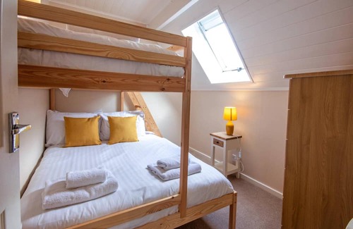 South Cerney Cottage | Cozy Lakeside Lodge for 6 with Family-Friendly Amenities