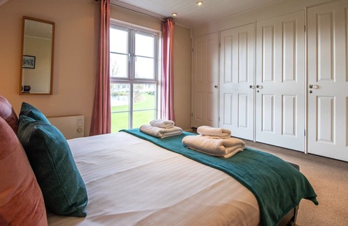 South Cerney Cottage | Cozy Lakeside Lodge for 6 with Family-Friendly Amenities