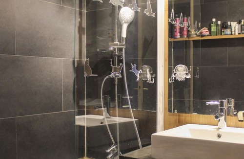 Flandres Apartment | Cozy Studio Retreat with Balcony & Family-Friendly Amenities