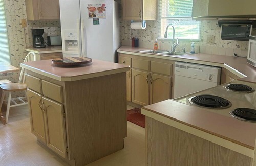 Prosperity House | Exceptional Stay at Reel Em' Inn with Hot Tub & Kitchen