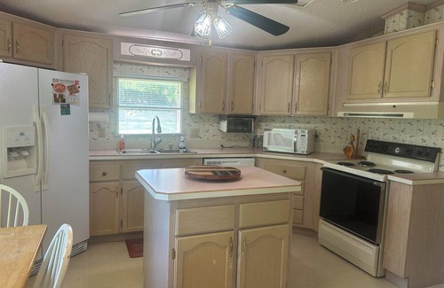 Prosperity House | Exceptional Stay at Reel Em' Inn with Hot Tub & Kitchen