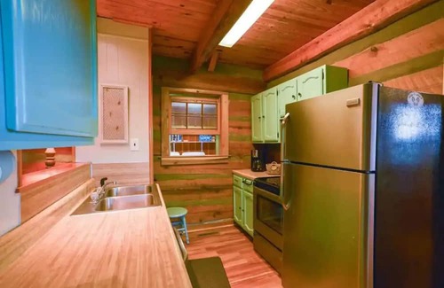 Peaks Cabin | Skywatch Private Cabin Retreat: Family & Pet Friendly Escape