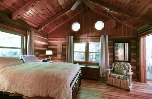 Peaks Cabin | Skywatch Private Cabin Retreat: Family & Pet Friendly Escape