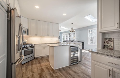 Chapel Hill House | Prime Location 3 BD Retreat with Breakfast Near Airport