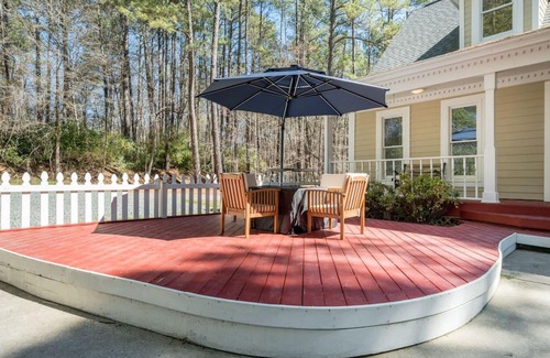 Chapel Hill House | Prime Location 3 BD Retreat with Breakfast Near Airport