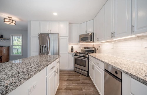 Chapel Hill House | Prime Location 3 BD Retreat with Breakfast Near Airport
