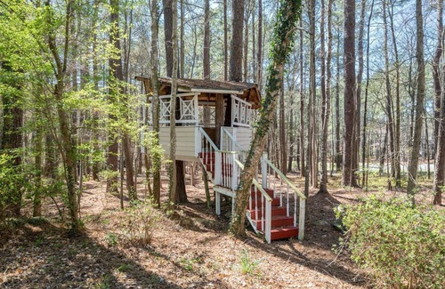 Chapel Hill House | Prime Location 3 BD Retreat with Breakfast Near Airport