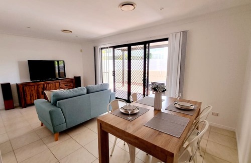 Paradise Point Villa | Relaxing Villa in Paradise Point, Steps from Broadwater