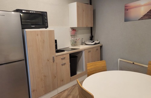 Le Breuil Apartment | Cozy Private Apartment in Le Creusot with Pool & Kitchen