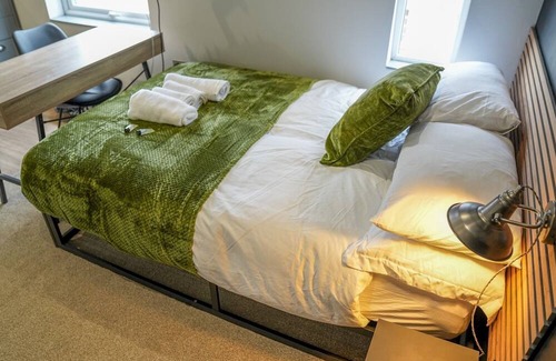 Beeston Apartment | Stylish Room with Breakfast and Kitchen | Pass the Keys