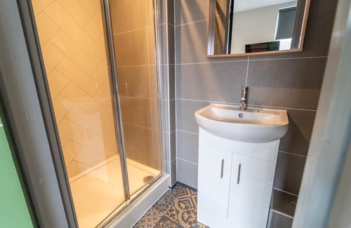 Beeston Apartment | Stylish Room with Breakfast and Kitchen | Pass the Keys