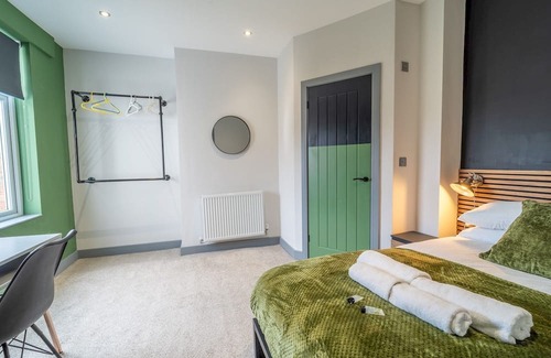 Beeston Apartment | Convenient Work Retreat with Dedicated Workspace & Breakfast