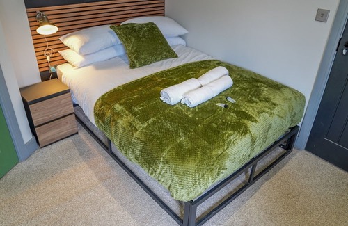 Beeston Apartment | Convenient Work Retreat with Dedicated Workspace & Breakfast
