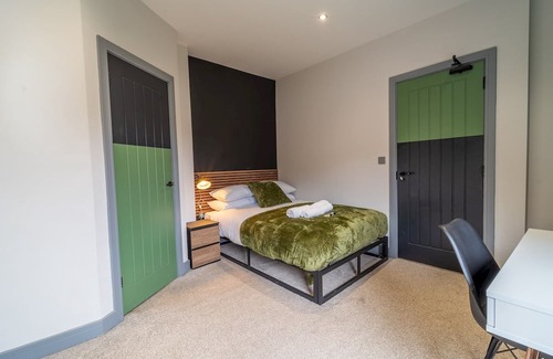 Beeston Apartment | Convenient Work Retreat with Dedicated Workspace & Breakfast