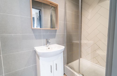 Beeston Apartment | Cozy Studio Retreat with Kitchen Near Nottingham City Centre