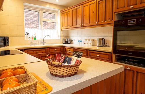 Loughton House | Relax at Epping Haven with Garden Oasis & Family-Friendly Perks