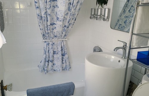 Cleveland House | Discover Cleveland's Best Kept Secret with Spa & Hot Tub