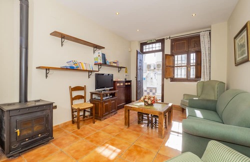 Zafarraya Cottage | Cozy Stay at Cubo's La Casa de Tita Elvira with Free WiFi
