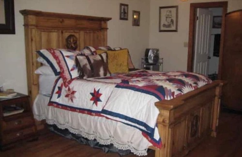 Martindale Cottage | Explore the San Marcos River: Private Access & Spa Awaits