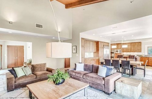 Tujunga House | Inviting Gated Compound Surrounded by Lush Forests