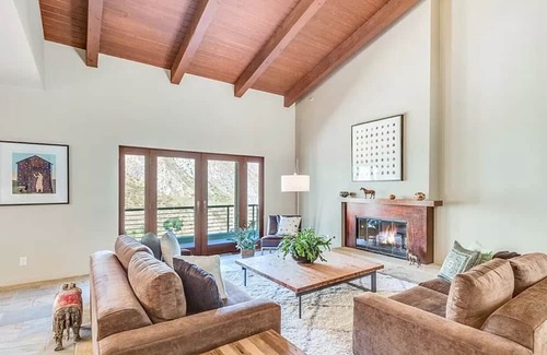 Tujunga House | Inviting Gated Compound Surrounded by Lush Forests