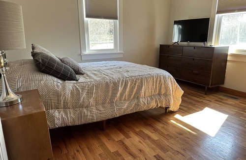 Ozark House | Cozy Bluebird Bungalow: Family-Friendly Escape in Ozark