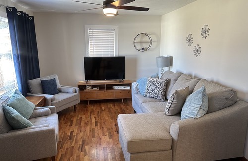 Ozark House | Cozy Bluebird Bungalow: Family-Friendly Escape in Ozark