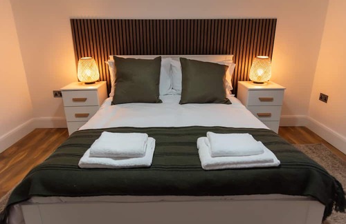 North Acton Apartment | Stylish 3 bed, sleeps 7, free parking