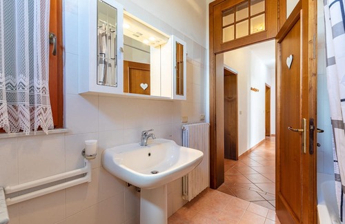 Guazzino Apartment | Cozy Apartment 'Orto Degli Ulivi' with Garden & Wi-Fi