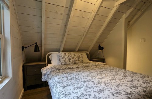 Selwyn Cottage | Family-Friendly Magnolia Cottage: Escape to a Lakeside Retreat