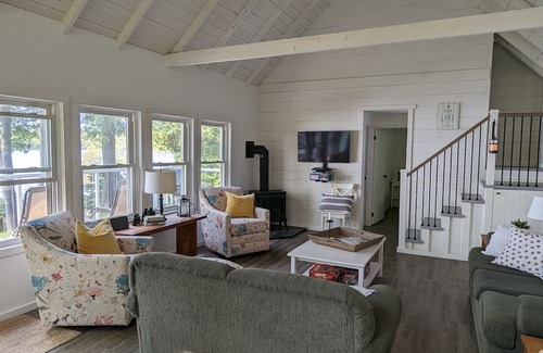 Selwyn Cottage | Family-Friendly Magnolia Cottage: Escape to a Lakeside Retreat
