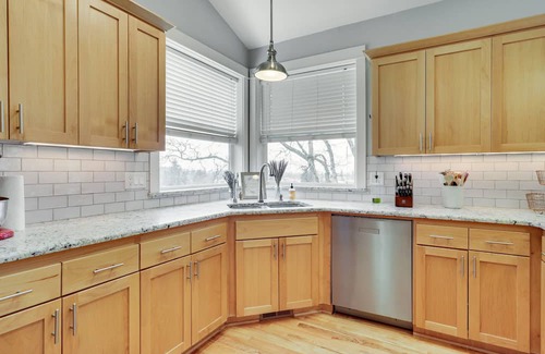 Silverton House | Beautiful Silverton Home with Spa & Close to Oregon Garden