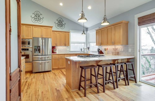 Silverton House | Beautiful Silverton Home with Spa & Close to Oregon Garden