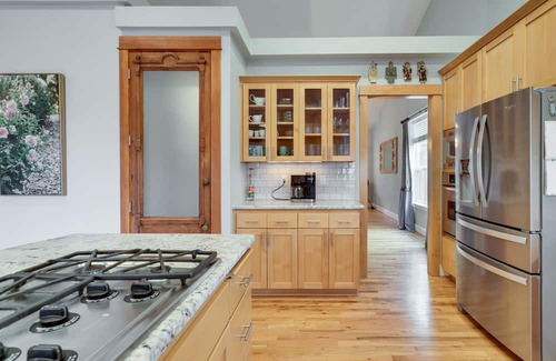 Silverton House | Beautiful Silverton Home with Spa & Close to Oregon Garden