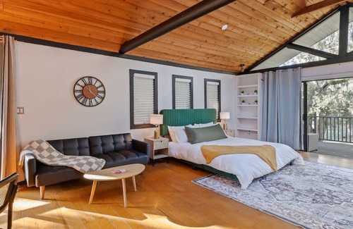 Kissimmee Cabin | Enchanting Cabin with Balcony, Spa & Pet-Friendly Perks