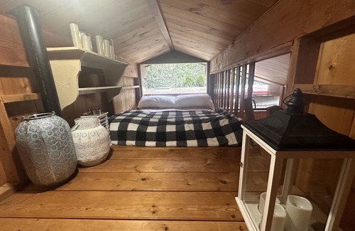 Sardis House | Waterfront Cabin Retreat with Fire Pit & Hot Tub Access
