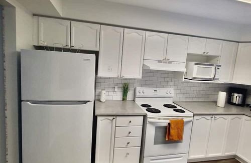 Industrial Park House | Bright & Peaceful Retreat Near the Airport with Spa Access